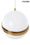 Lampa wisząca Globe 20 l, jednolita kula w kolorze białym z metalowym, złotym pierścieniem. Zawieszona na długim, złotym przewodzie. Prosty, nowoczesny design, idealna do różnych aranżacji wnętrz.