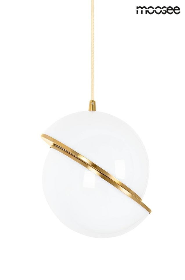 Lampa wisząca Globe 20 l, złota, z białą szklaną kulą, zawieszona na cienkim, złotym przewodzie. Kula ma złoty detal w formie obręczy, prezentująca nowoczesny design. Idealna do nowoczesnych wnętrz.