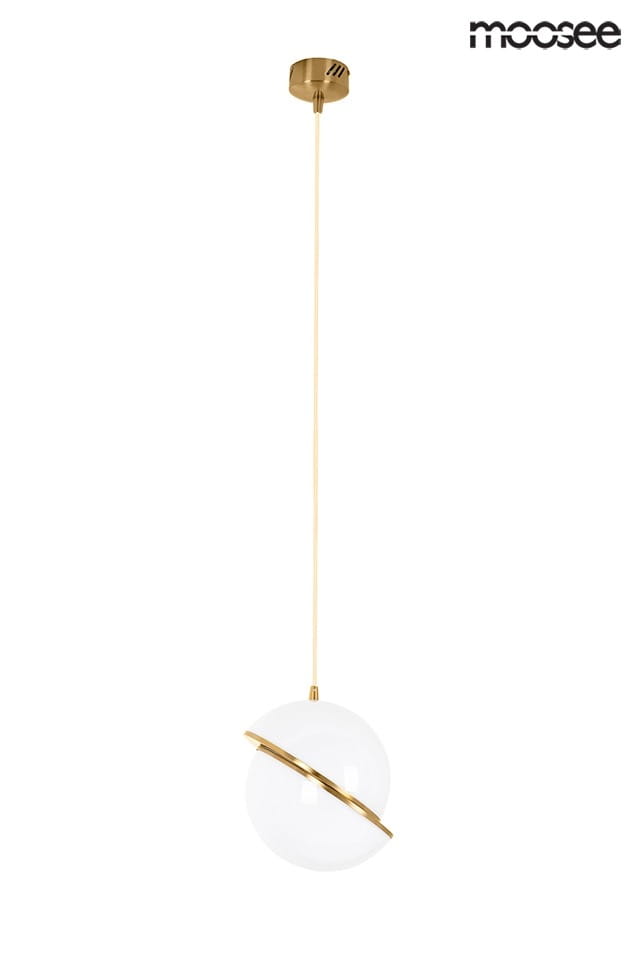 Lampa wisząca Globe 20 l z złotym wykończeniem. Okrągła, biała kula ze złotą dekoracją wzdłuż, zawieszona na cienkim, złotym przewodzie. Prosta konstrukcja, idealna do nowoczesnych wnętrz. Zawieszona na złotej podsufitce.
