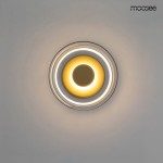 Złoty kinkiet LED Eden z okrągłą, warstwową konstrukcją. Wewnętrzny element w kolorze żółtym otoczony przez metalową ramkę. Montowany na ścianie, widok z góry. Prosty design, idealny do nowoczesnych wnętrz.