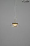 Złota lampa wisząca Eden LED z przezroczystym kloszem, pojedyncza, zawieszona na cienkim czarnym przewodzie. Widoczna źródło światła w centralnej części klosza, o minimalistycznym designie. Tło jednolite, szare.