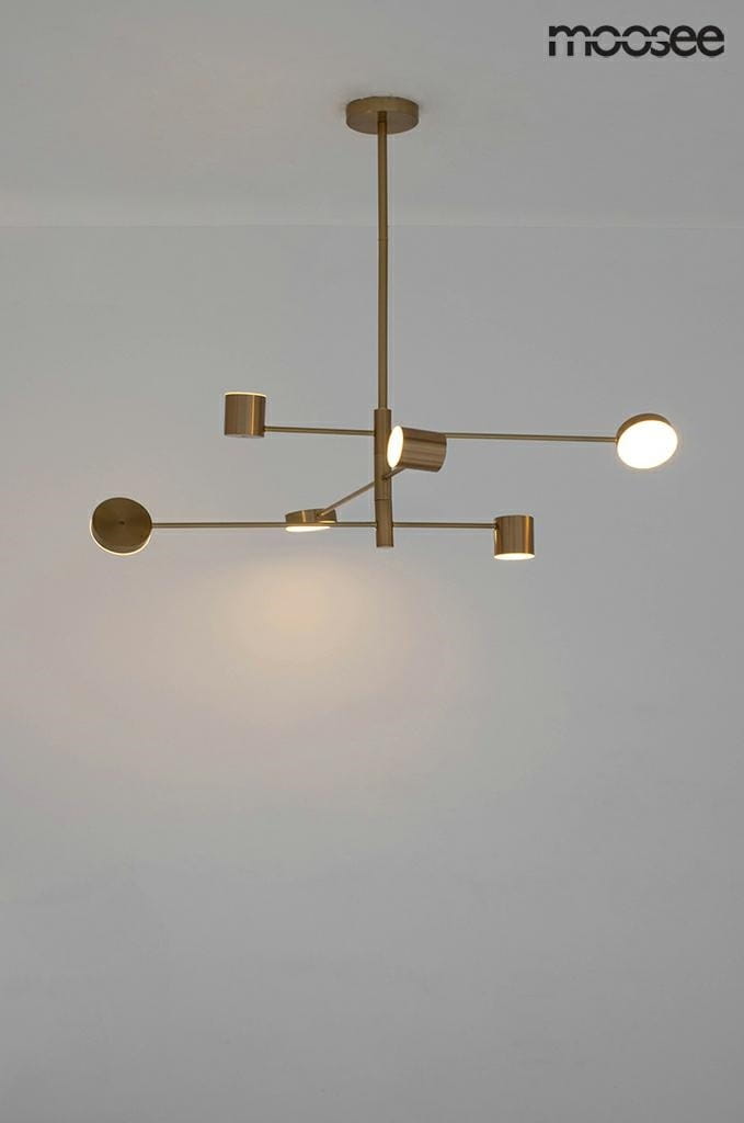 Złota lampa wisząca Piazetta LED 6-punktowa, z długimi ramionami, z różnymi źródłami światła. Montowana sufitowo, w minimalistycznym stylu, z matową powierzchnią. Widoczna na jednolitym tle, z centralnym punktem świetlnym i rozproszeniem światła.