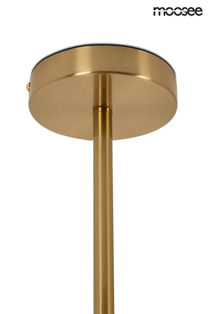 Złota lampa wisząca Piazetta LED, sześciopunktowa, z metalowym, matowym wykończeniem. Widoczny okrągły sufitowy uchwyt oraz pionowy, prosty słup. Lampa montowana na suficie, z minimalistycznym designem.