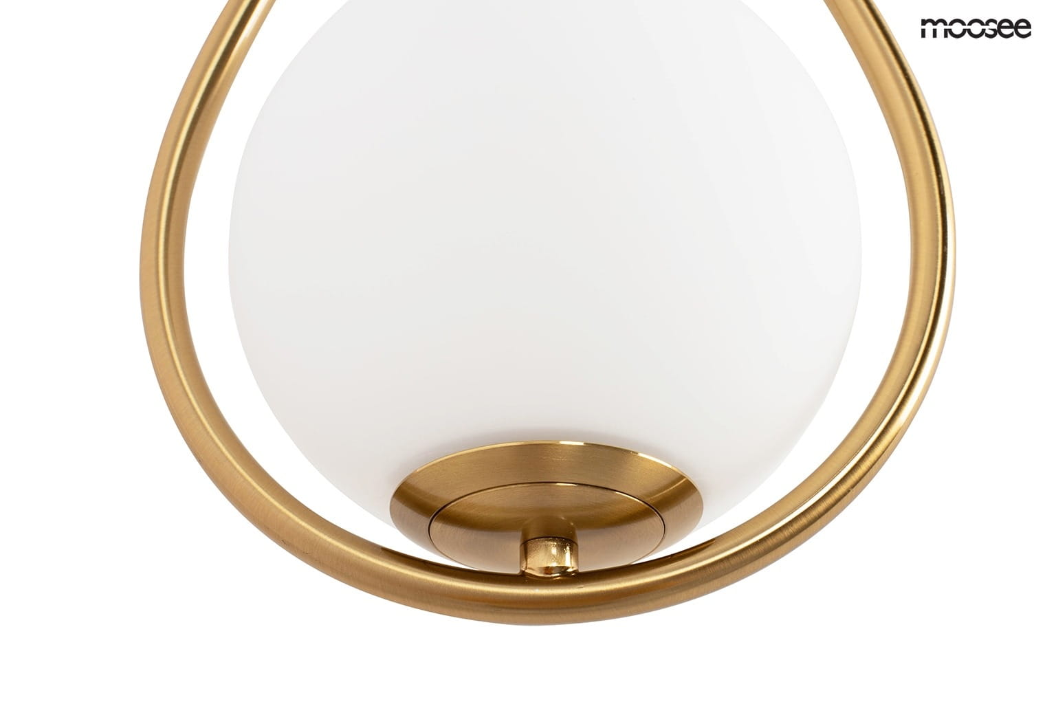 Kinkiet Roma 1-punktowy w kolorze złotym, z białym, półprzezroczystym kloszem w kształcie elipsy. Widoczny detaliowy stelaż oraz okrągła podstawa mocująca. Ujęcie z góry, prezentujące elegancki design lampy.