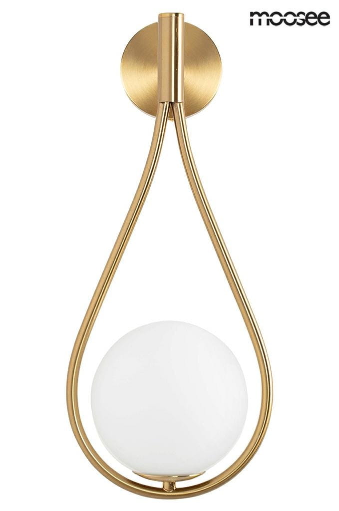 Złoty kinkiet Roma z okrągłą, białą szklaną kulą, zamontowany na okrągłej podstawie. Ujęcie frontalne podkreśla elegancki kształt ramy w formie kropli. Minimalistyczny design idealny do nowoczesnych wnętrz.