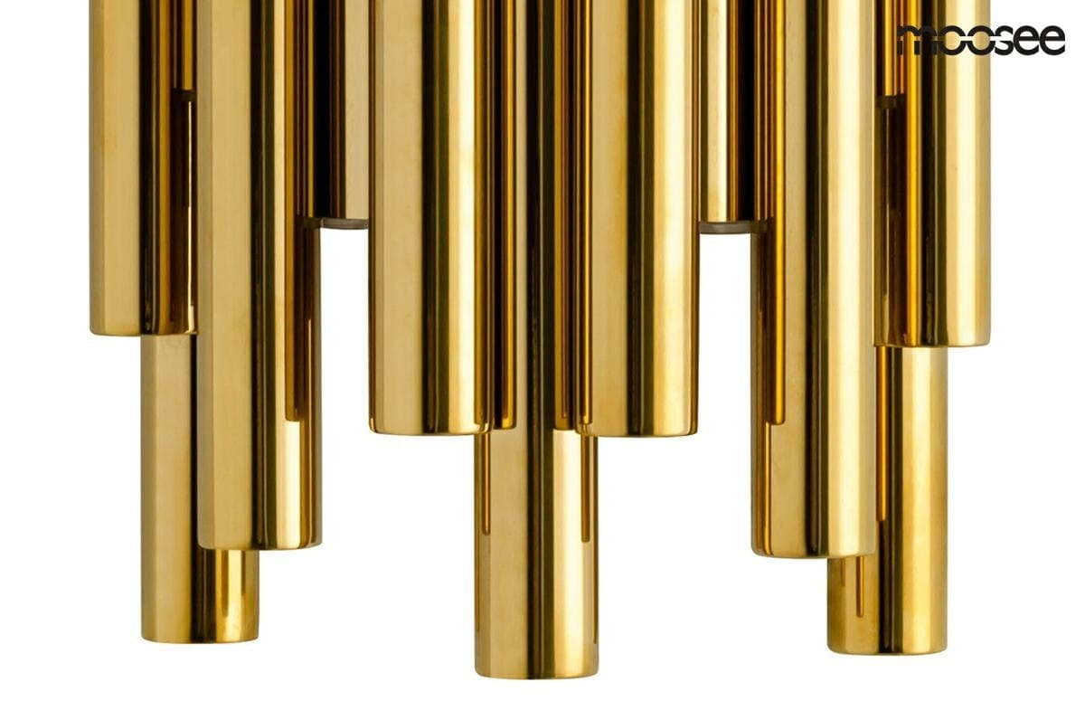 Kinkiet Organo LED w złotym kolorze, składający się z ośmiu cylindrycznych elementów, o gładkiej, błyszczącej powierzchni. Ujęcie od dołu, pokazujące strukturę i rozmieszczenie elementów, z widocznym logo producenta w prawym górnym rogu.