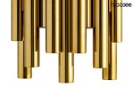 Kinkiet Organo LED w złotym kolorze, składający się z ośmiu cylindrycznych elementów, o gładkiej, błyszczącej powierzchni. Ujęcie od dołu, pokazujące strukturę i rozmieszczenie elementów, z widocznym logo producenta w prawym górnym rogu.