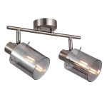 Lampa sufitowa Sardo 2-punktowa w kolorze srebrnym z dymionymi kloszami. Ułożona poziomo, z cylindrycznymi, szklanymi kloszami, posiadającymi widoczne żarówki. Metalowa konstrukcja z matowym wykończeniem. Idealna do nowoczesnych wnętrz.