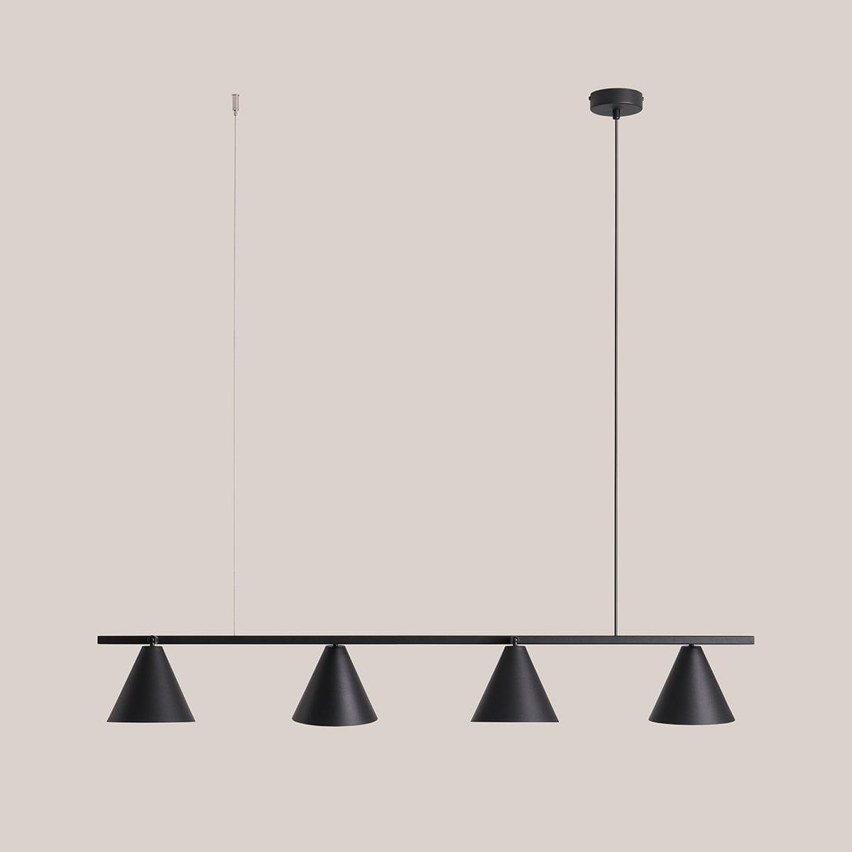 Czarna lampa wisząca 4-punktowa Form Black 1108L1 z czterema stożkowymi kloszami na prostokątnej listwie. Klosze mają matowe wykończenie, a całość zawieszona na cienkim przewodzie. Tło w jasnym kolorze.