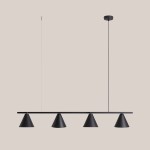 Czarna lampa wisząca 4-punktowa Form Black 1108L1 z czterema stożkowymi kloszami na prostokątnej listwie. Klosze mają matowe wykończenie, a całość zawieszona na cienkim przewodzie. Tło w jasnym kolorze.