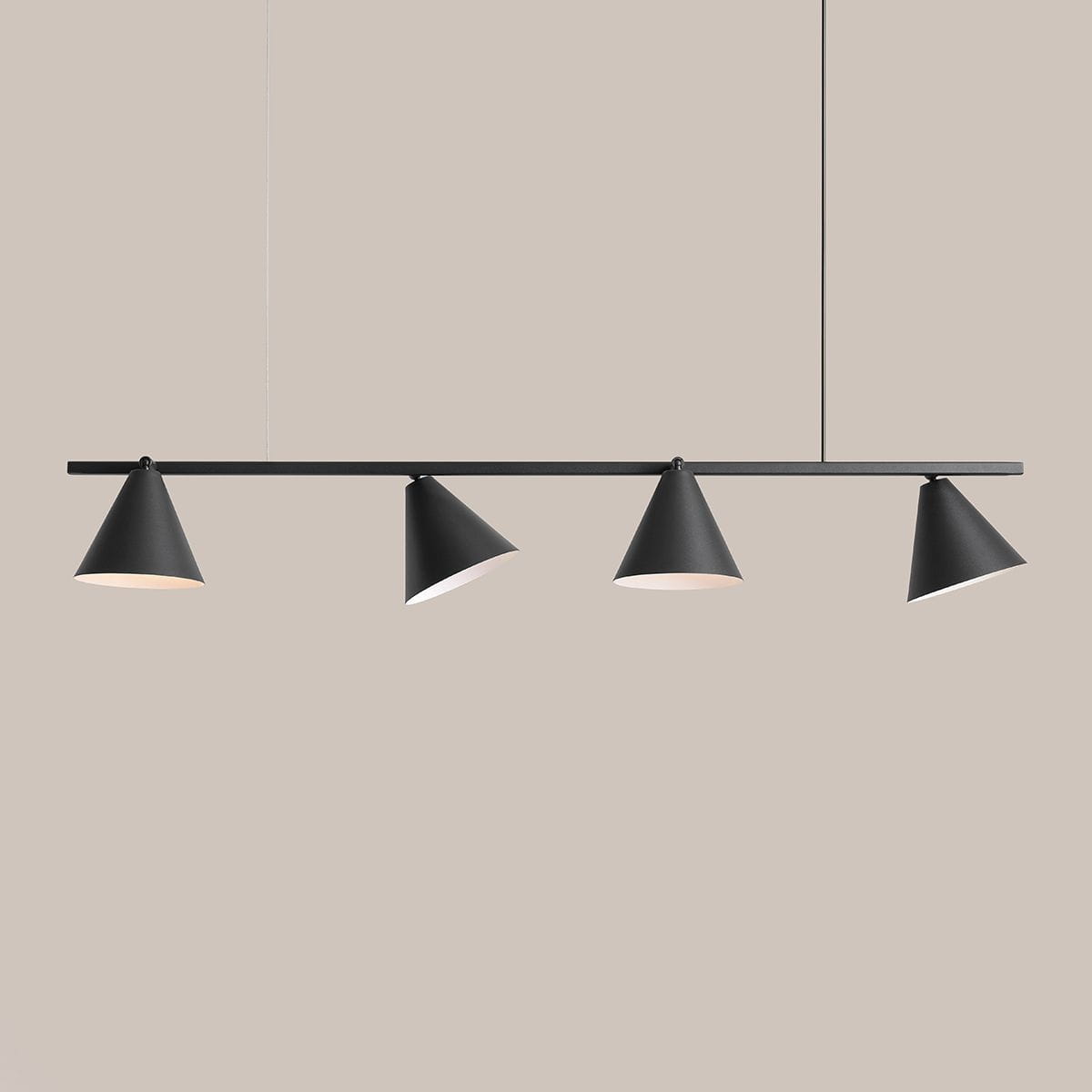 Czarna lampa wisząca 4-punktowa Form Black 1108L1, z czterema stożkowymi kloszami na prostokątnej podstawie. Klosze są matowe, a ich wnętrze jest jasne, co zapewnia równomierne oświetlenie. Produkt zawieszony na cienkich linkach.