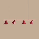 Czteropunktowa lampa wisząca Form Red Wine w kolorze czerwonym, złożona z czterech stożkowatych kloszy zawieszonych na prostokątnej listwie. Klosze mają matowe wykończenie, a lampa jest zawieszona na cienkim przewodzie. Tło jasnobeżowe.
