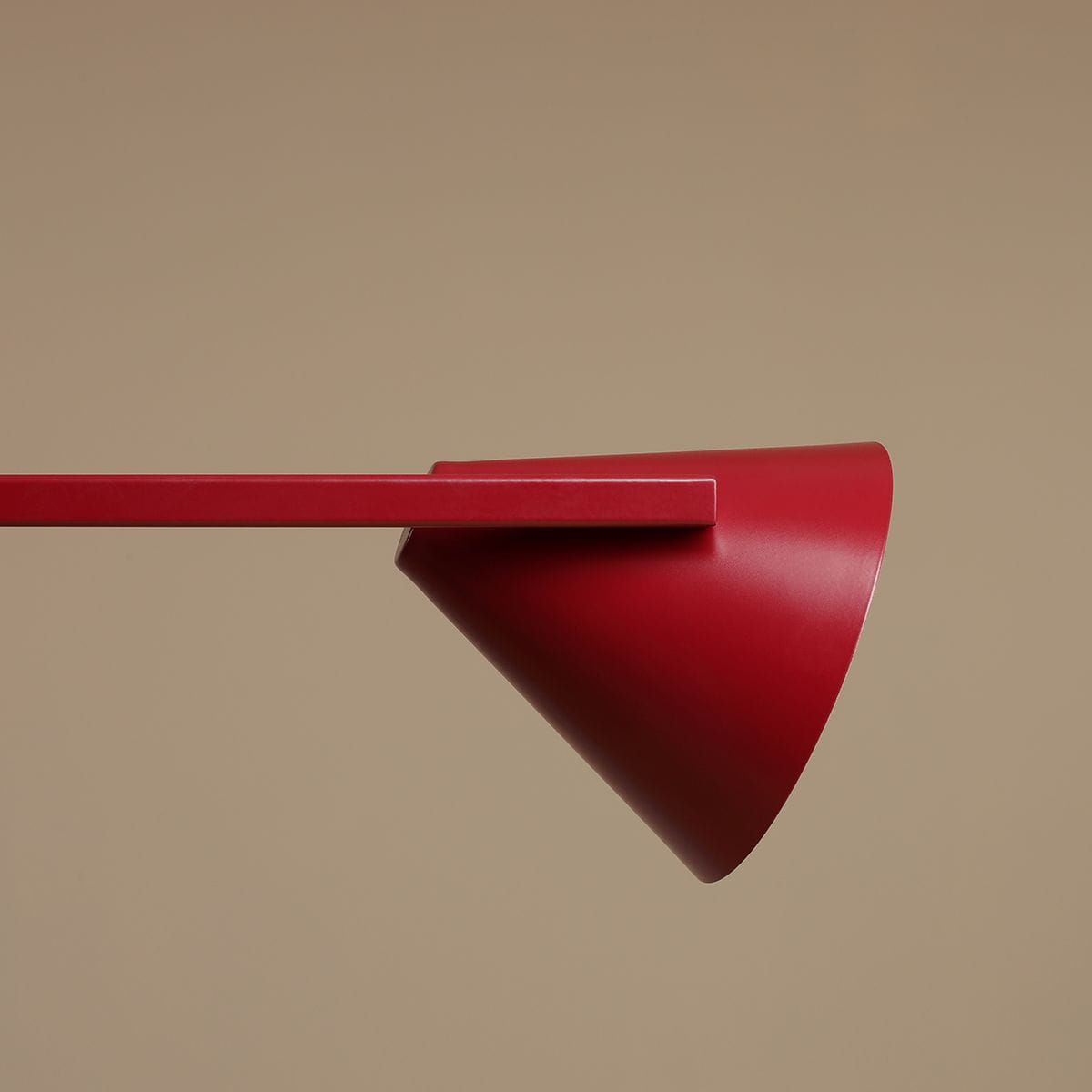 Lampa wisząca Form Red Wine 4-punktowa 1108L15 w kolorze bordowym z metalowym kloszem w kształcie stożka, zamontowana na prostym, poziomym ramieniu. Tło w odcieniu beżowym.