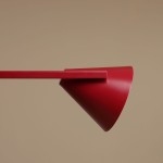 Lampa wisząca Form Red Wine 4-punktowa 1108L15 w kolorze bordowym z metalowym kloszem w kształcie stożka, zamontowana na prostym, poziomym ramieniu. Tło w odcieniu beżowym.