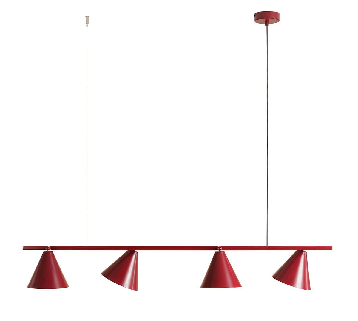 Czerwona lampa wisząca Form Red Wine z czterema stożkowymi kloszami. Ułożona poziomo na cienkiej belce, zawieszona na cienkim przewodzie. Prosta konstrukcja, nowoczesny design, idealna do przestrzeni z niskim oświetleniem.