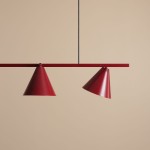 Lampa wisząca Form Red Wine, 4-punktowa, z dwoma stożkowymi kloszami w intensywnym odcieniu czerwieni, zawieszona na prostokątnej metalowej belce. Ujęcie frontalne na tle jasnobeżowej ściany.