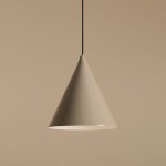 Lampa wisząca Form Beige 1-punktowa o kształcie stożka, w kolorze beżowym, zawieszona na cienkim, czarnym przewodzie. Tło w odcieniu beżowym, podkreślające minimalistyczny design lampy.