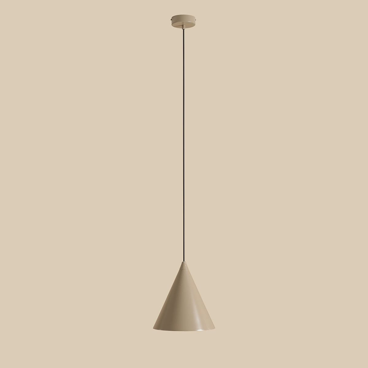 Lampa wisząca Form Beige 1-punktowa, w kształcie stożka, w kolorze jasnobeżowym. Zawieszona na długim przewodzie, z okrągłym uchwytem sufitowym. Prosta, minimalistyczna forma, idealna do nowoczesnych wnętrz.