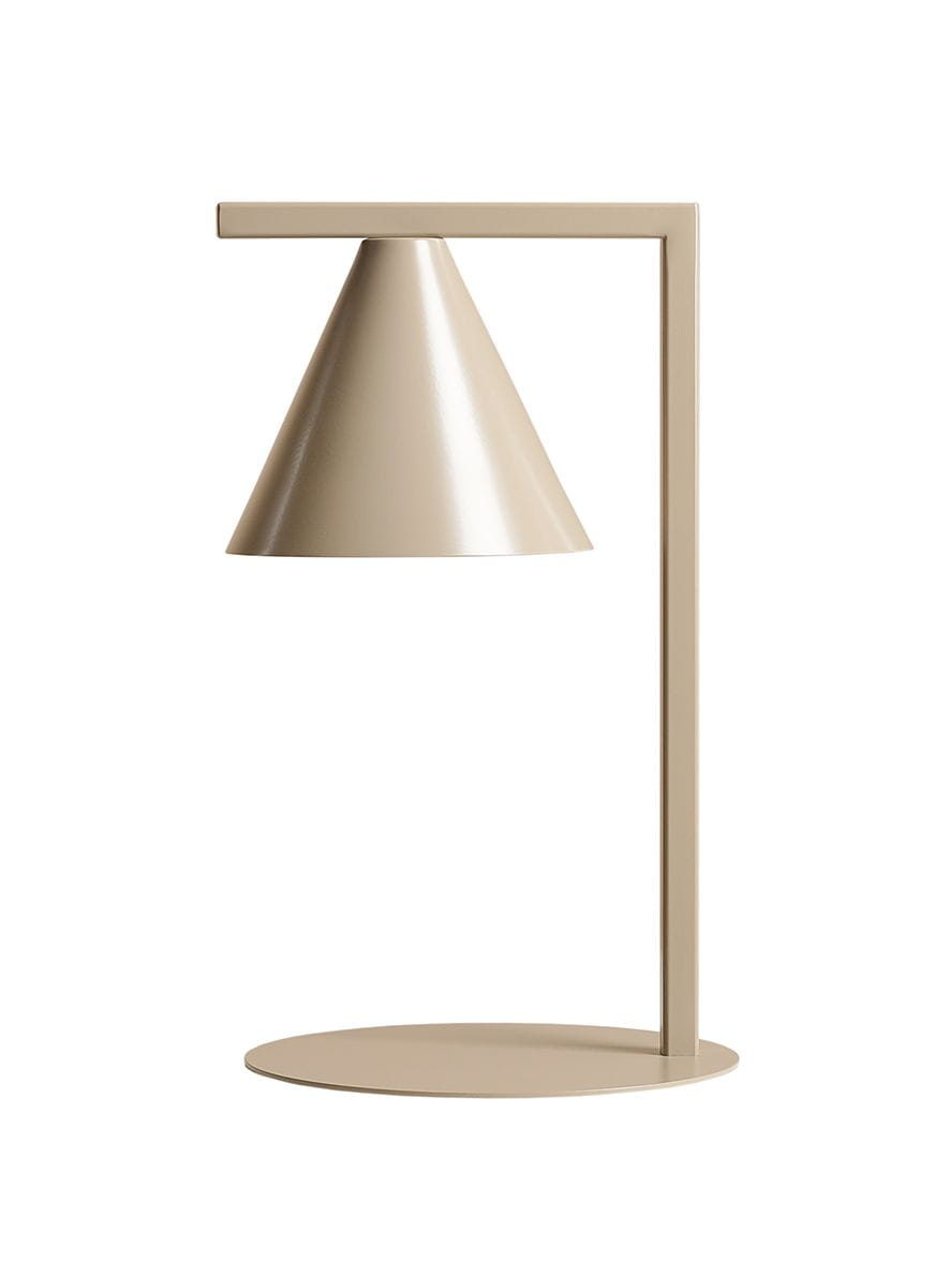 Beżowa lampa stołowa 1-punktowa Form 1108B17 o minimalistycznej konstrukcji. Kształt stożkowy klosza na prostym, prostokątnym stelażu. Ustawiona w pozycji stojącej na okrągłej podstawie. Tło białe, podkreślające kolor lampy.