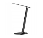 Czarna lampka biurkowa Marina LED 9W/4500K, o nowoczesnym designie. Ustawiona w pozycji stojącej, z prostokątną podstawą i ruchomym ramieniem, które umożliwia regulację kąta oświetlenia. Elegancki, minimalistyczny kształt idealny do biura.