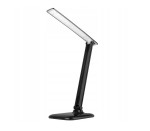 Czarna lampka biurkowa Marina LED 9W/4500K. Ustawiona w pozycji stojącej, z prostokątną, płaską głowicą i ruchomym ramieniem. Gładka, błyszcząca powierzchnia. Tło białe, co podkreśla elegancki design lampki.