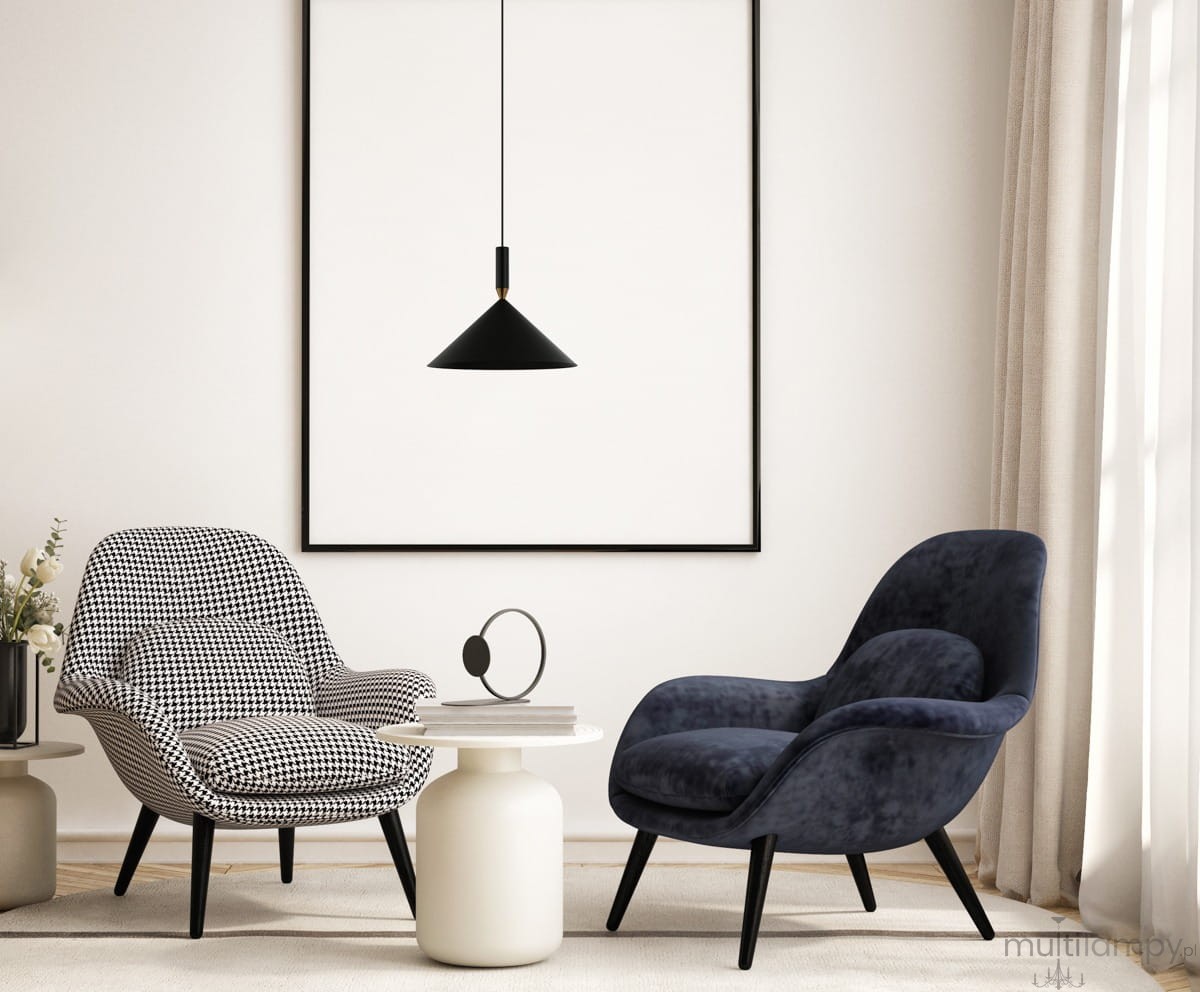 Czarna lampa wisząca Drello PND-541101-BK o stożkowym kształcie, zawieszona nad okrągłym stołem. Lampa ma długi kabel i minimalistyczny design, idealnie komponując się z nowoczesnym wnętrzem z dwiema fotelami. Tło w jasnych odcieniach.