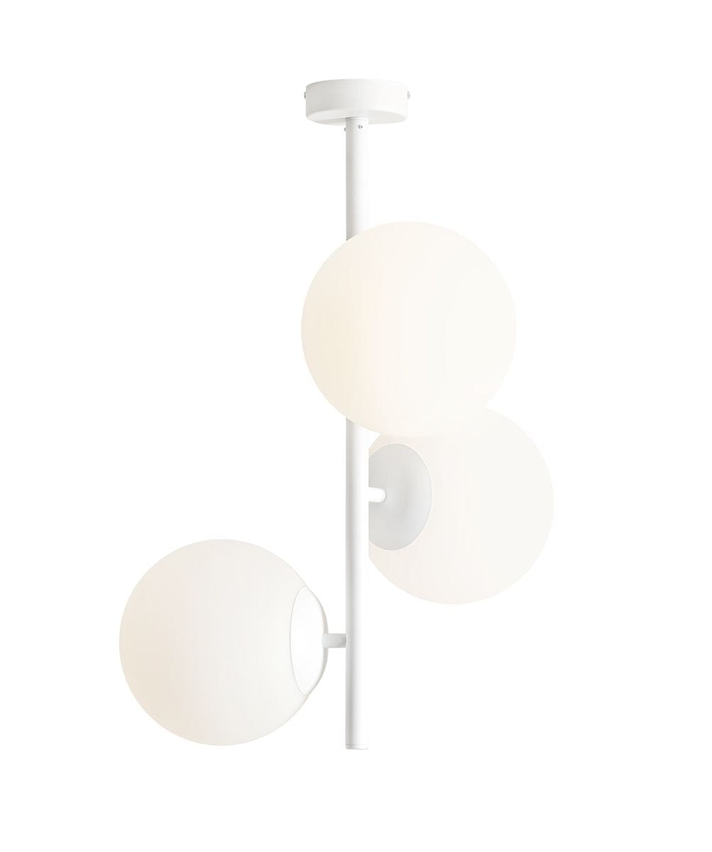 Lampa sufitowa Fin M w kolorze białym z trzema okrągłymi kloszami. Ułożona pionowo, z metalowym stelażem. Klosze wykonane z matowego szkła, emitujące miękkie światło. Prosty design, idealna do nowoczesnych wnętrz.