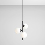 Lampa wisząca Fin S 3-punktowa w kolorze czarnym, z trzema białymi szklanymi kulami, umieszczonymi na czarnym, pionowym ramieniu. Kąt ujęcia frontalny, produkt zawieszony na cienkim przewodzie, na jednolitym, jasnym tle.