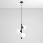 Lampa wisząca Fin S, czarna, z trzema okrągłymi kloszami w białym kolorze. Ujęcie z boku, wisząca na cienkim przewodzie, zamontowana pod sufitem na okrągłej podsufitce. Minimalistyczny design, idealna do nowoczesnych wnętrz.