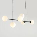 Lampa wisząca Fin 6-punktowa w kolorze czarnym. Konstrukcja z metalowymi rurkami z sześcioma okrągłymi, mlecznobiałymi kloszami. Zawieszona na dwóch cienkich linkach, w minimalistycznym stylu, idealna do nowoczesnych wnętrz.