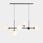 Lampa wisząca Fin 6-punktowa w kolorze czarnym z sześcioma okrągłymi kloszami z matowego szkła. Produkt zawieszony na długich linkach, z prostokątnym stelażem, w nowoczesnym stylu, idealny do aranżacji wnętrz.