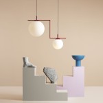 Zac II to czerwona lampa wisząca z dwoma okrągłymi kloszami w białym kolorze. Ujęcie z boku, lampa zawieszona na cienkich linkach, w tle minimalistyczna aranżacja z geometrycznymi elementami. Idealna do nowoczesnych wnętrz.