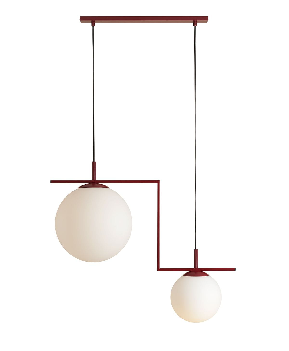 Lampa wisząca Zac II w kolorze czerwonym z dwiema okrągłymi, mlecznymi kloszami o różnych rozmiarach. Produkt zawieszony na prostokątnej belce, z asymetrycznym rozkładem. Kable w czarnym kolorze. Idealna do nowoczesnych wnętrz.