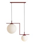 Lampa wisząca Zac II w kolorze czerwonym z dwiema okrągłymi, mlecznymi kloszami o różnych rozmiarach. Produkt zawieszony na prostokątnej belce, z asymetrycznym rozkładem. Kable w czarnym kolorze. Idealna do nowoczesnych wnętrz.