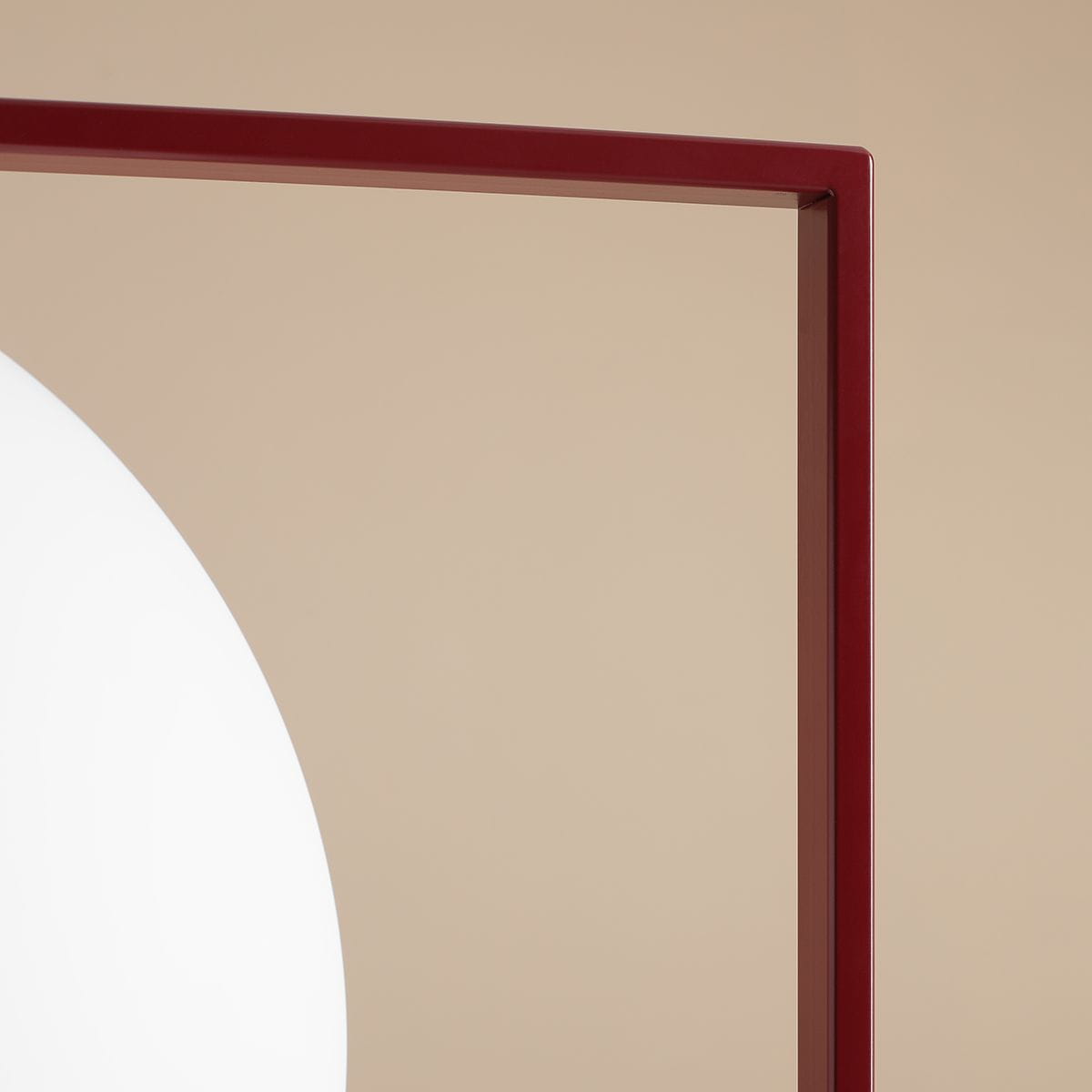 Czerwona lampa wisząca Zac II z dwiema oprawami, widok z boku na prostokątną ramę i okrągłą, białą klosz. Minimalistyczny design, metalowa konstrukcja z gładką, matową powierzchnią. Tło w jasnym odcieniu.