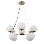 Lampa wisząca Larosa, 8-punktowa, w kolorze antycznego brązu i białym. Okrągła konstrukcja z sześcioma białymi kloszami w kształcie kul, zawieszona na cienkich linkach, widok z dołu w kierunku kloszy.