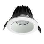 Oprawa do zabudowy Rezzo D11 LED o barwie światła 4000K, w kolorze białym. Ujęcie frontalne, widoczna okrągła rama z matowym wykończeniem i żebrowanym wnętrzem lampy. Uchwyt montażowy po bokach, konstrukcja z tworzywa sztucznego i metalu.
