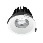 Oprawa do zabudowy Rezzo D13,8 LED 4000K w kolorze białym, z metalowym kloszem i żebrowanym chłodzeniem. Widok z góry, zbliżenie na źródło światła. Wymiary: średnica 13,8 cm, przeznaczona do montażu w sufitach podwieszanych.