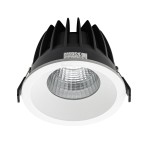 Oprawa LED Rezzo D13,8 o ciepłej barwie 3000K, w białej obudowie z metalowym wykończeniem. Zainstalowana w sufit, z widoczną żarówką i teksturą klosza. Kąt ujęcia z góry, ukazujący detale konstrukcji i mocowania.