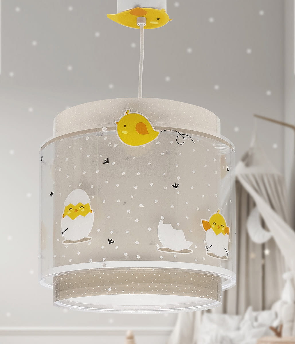 Lampa wisząca 1-punktowa Kaczuszki, z przezroczystym kloszem z białymi kropeczkami. Na kloszu znajdują się kolorowe ilustracje żółtych kaczuszek i jajek. U góry klosza umieszczona żółta dekoracja w kształcie kaczuszki.