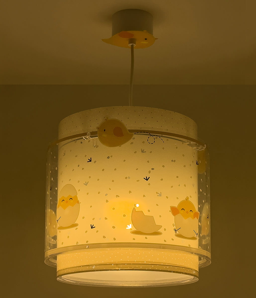 Lampa wisząca 1-punktowa Kaczuszki z białym abażurem ozdobionym ilustracjami żółtych kaczątek i jajek. Kształt cylindryczny, zawieszona na białym kablu, z dekoracyjnym elementem w postaci kaczuszki na suficie.