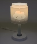 Lampka nocna w kształcie chmurki, z przezroczystym kloszem ozdobionym uśmiechniętą chmurką i drobnymi kropkami. Stojąca na okrągłej, białej podstawie, emituje ciepłe światło, idealna do pokoju dziecięcego. Kabel z włącznikiem widoczny z boku.