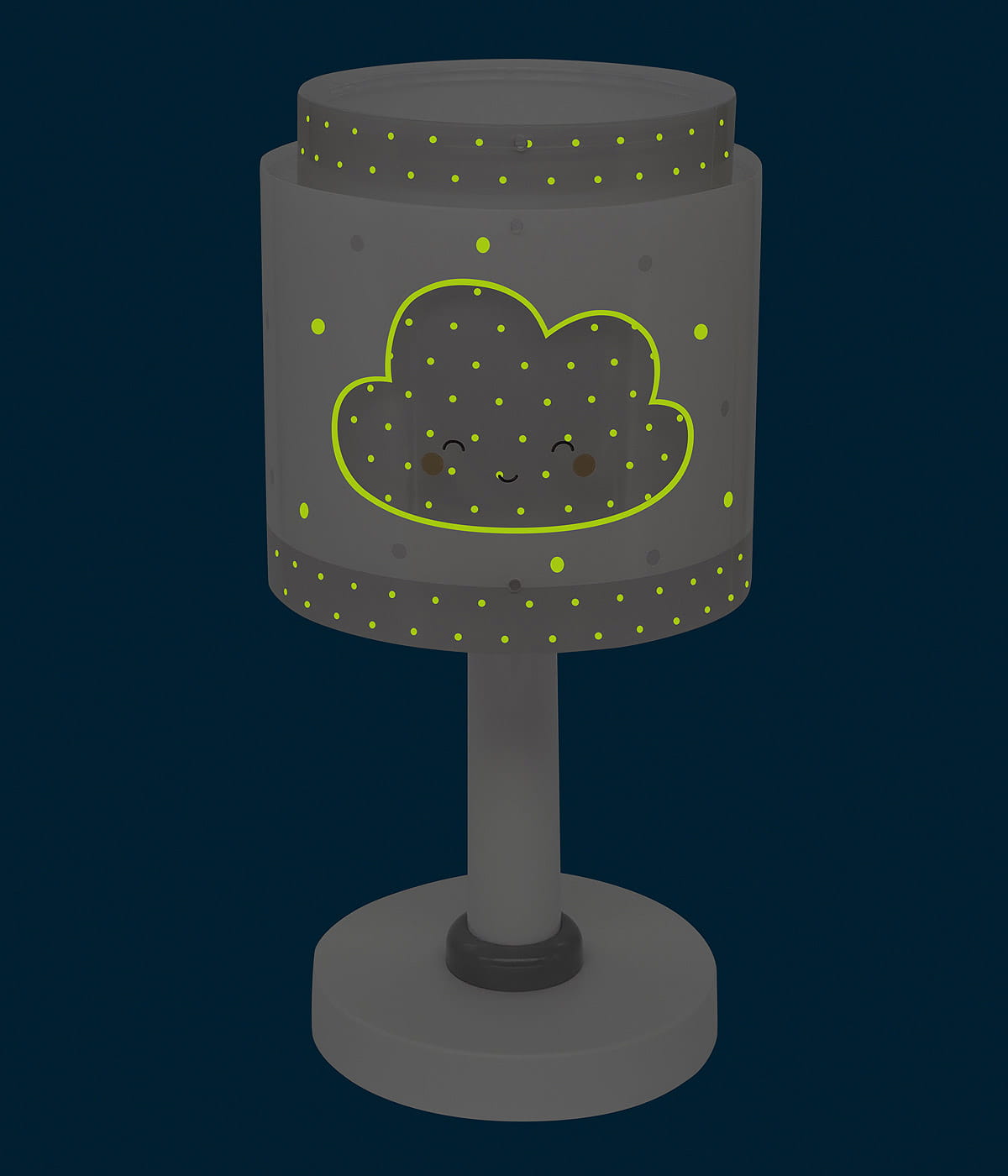 Lampka nocna w kształcie chmurki, szara z żółtymi kropkami, z uśmiechniętą twarzą. Posiada okrągły klosz na prostej podstawie. Ujęcie frontalne, na jednolitym tle. Idealna do pokoju dziecięcego jako delikatne źródło światła.