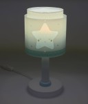 Lampka nocna 1-punktowa w kształcie gwiazdki, z przezroczystym kloszem w kolorze jasnym, ozdobionym białymi kropkami i uśmiechniętą gwiazdką. Stojąca na okrągłej, białej podstawie z niebieskim akcentem. Kabel zasilający widoczny z boku.