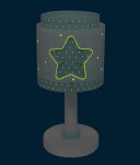 Lampka nocna 1-punktowa w kształcie gwiazdki, z przezroczystym kloszem w szaro-niebieskim kolorze, ozdobiona żółtymi kropkami i uśmiechniętą gwiazdką. Stojąca na okrągłej podstawie, idealna do pokoju dziecięcego.