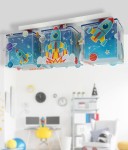 Lampa sufitowa 3-punktowa z kolorowymi kloszami w kształcie rakiet, na niebieskim tle z motywami kosmicznymi, zawieszona pod sufitem w jasnym pomieszczeniu. Klosze ozdobione gwiazdami i planetami, montaż na białej podstawie.