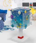 Lampka nocna 1-punktowa w kształcie sześcianu, ozdobiona kolorowymi planetami i rakietą na niebieskim tle. Ustawiona na białej podstawie z czerwonym akcentem. Widok frontalny, w tle z elementami aranżacji dziecięcego pokoju.