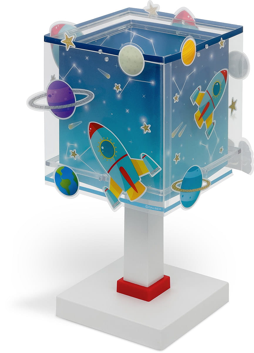 Lampka nocna 1-punktowa w kształcie sześcianu, z niebieskim tłem ozdobionym rakietami i planetami. Wyposażona w białą podstawę i czerwony element. Widok z boku, podkreślający kolorowe detale i kosmiczne wzory.
