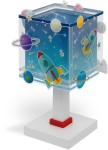 Lampka nocna 1-punktowa w kształcie sześcianu, z niebieskim tłem ozdobionym rakietami i planetami. Wyposażona w białą podstawę i czerwony element. Widok z boku, podkreślający kolorowe detale i kosmiczne wzory.