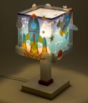 Lampka nocna Rakieta 1-punktowa, z kolorową grafiką rakiet na przezroczystym kloszu, podstawa w kolorze białym z czerwonym akcentem. Produkt o kwadratowym kształcie, świecący w jasnych odcieniach, idealny do pokoju dziecięcego.